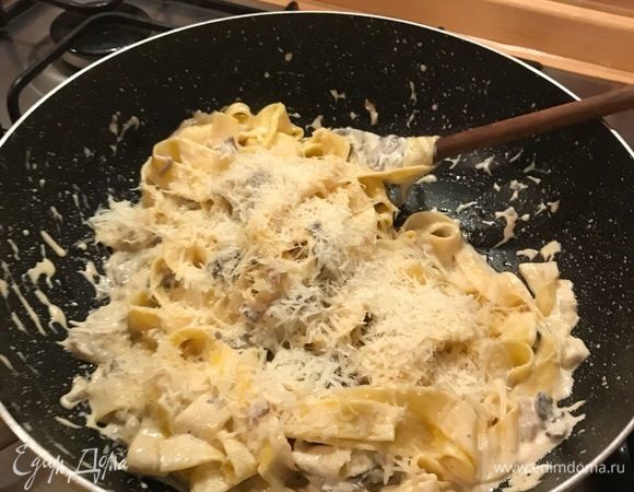 Если вы такие же любители сыра, как и мы, то уже при смешивании соуса можно добавить немного тертого пармезана.