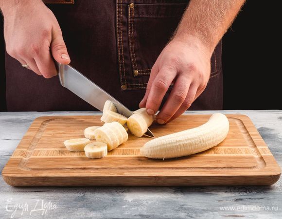 Нарежьте бананы кусочками и поместите в морозильник на 1,5 часа.