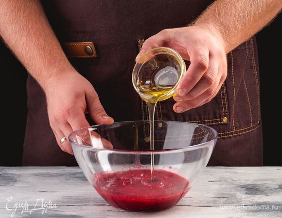 Д<span>обавьте к малине мед.</span>