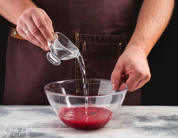 <span>Добавьте 2 ст. л. воды, хорошо перемешайте.</span>