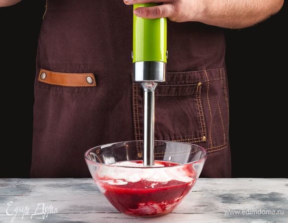 В<span>збейте ласси до появления воздушной пенки.</span>