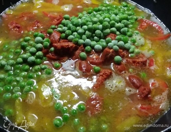 Выложить чеснок, чоризо и зеленый горошек, посолить и поперчить, варить под крышкой 23 минуты. Время приготовления зависит от риса. Я всегда для паэльи беру пропаренный длиннозерный рис, но мечтаю приготовить ее из специального риса для паэльи. А вот в оригинальном рецепте автор предлагает использовать круглозерный рис, время готовки которго — 18 минут.