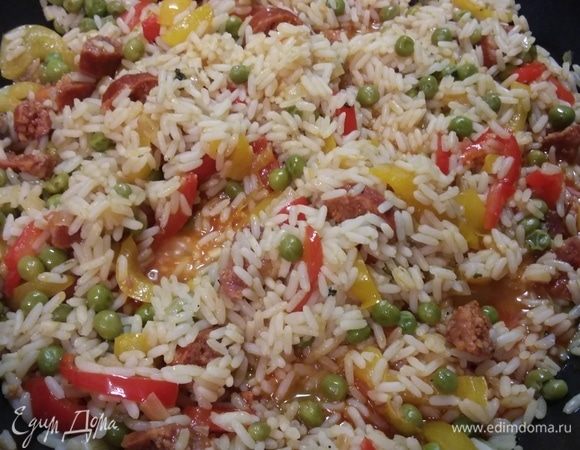 Через указанное время паэлья выглядит, как на фото. Такие маленькие «лужицы» жидкости допустимы, они исчезнут и полностью впитаются в рис за время «отдыха». Снять сковороду с огня и оставить на 5–10 минут в покое. Я еще люблю укутать сковороду полотенцем.