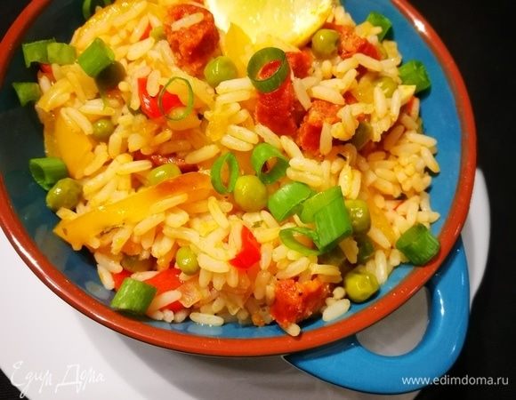 Готовую паэлью полить по вкусу лимонным соком. Подавать, посыпав любимой зеленью (у меня зеленый лук).