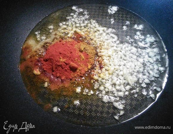 Лук-шалот мелко нарезать (у меня лук репчатый) и обжарить в разогретом кокосововом (или оливковом) масле. В этом случае желательно, чтобы лук обжарился до золотистого цвета. Добавить зиру, кайенский перец и куркуму и жарить 30 секунд до появления стойкого аромата специй. Для готовки нужно выбрать большую сковороду, в идеале — вок.