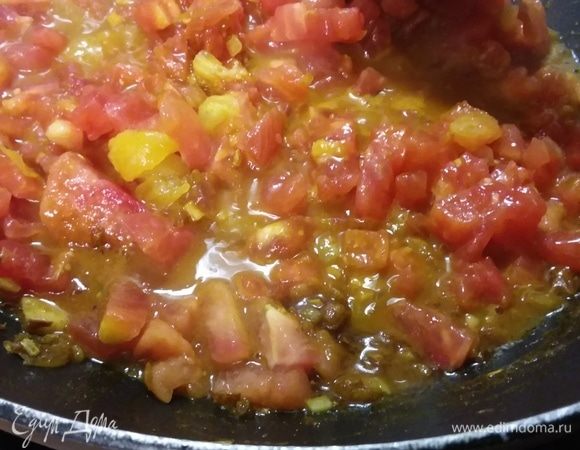 Выложить нарезанные на кусочки помидоры (я предварительно сняла с них кожицу).