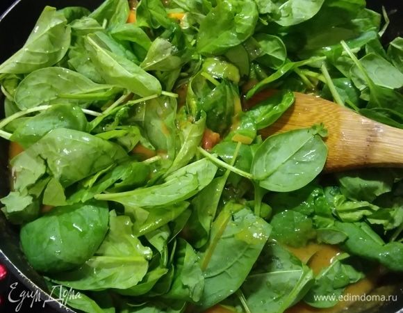 Теперь доведем карри до вкуса. Добавим арахисовую пасту, соевый соус, сок лайма, соль и перец. В конце выложить промытый шпинат, потушить еще несколько минут, пока шпинат не «увянет». Можно использовать так же замороженный листовой шпинат.