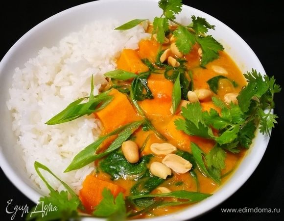 Блюдо готово. В конце посыпать жаренным арахисом. Подавать с листиками кинзы.