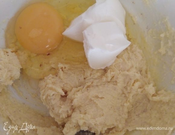 Добавить яйцо и сметану, хорошо перемешать.