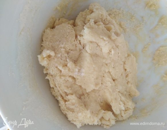 Долго не вымешивать, просто соединить все вместе. По консистенции тесто мягкое, нежное.