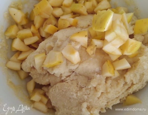 Яблоко (одно среднее или 2 маленьких) нарезать мелким кубиком и соединить с тестом, можно добавить ложку муки, чтобы оно не прилипало к рукам.