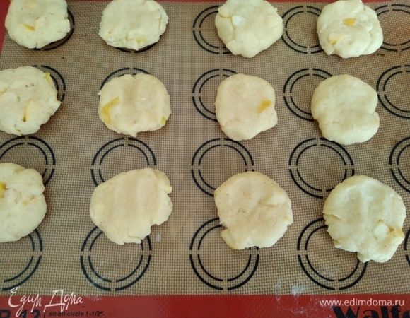 Духовку разогреть до 180°C. Руками сформировать 12 печенек, немного приплюснуть их. Выпекать 20 минут.