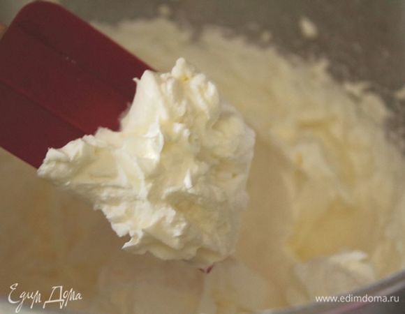 Пока выпекалась меренга, я приготовила крем. Сливки взбить в пену. Не переставая взбивать, по столовой ложке всыпать сахарную пудру. Затем добавить лимонный сок (можно и без него, но я люблю крем со сбалансированным кисло-сладким вкусом).