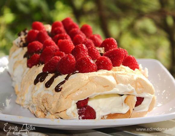 Поэтому я сверху украсила растопленым шоколадом и малинками) Есть можно сразу же.