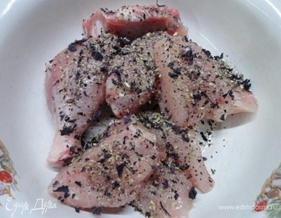 Я готовила половину указанной нормы (на 2 порции). Куриное филе и окорочка нарезать довольно крупно и натереть смесью орегано, базилика, соли и свежемолотого перца. Оставить и заняться подготовкой овощей.