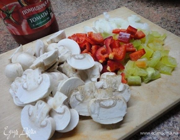Лук и чеснок порубить, сладкий перец (я взяла двух цветов, но это непринципиально) нарезать небольшими кубиками, грибы – ломтиками.