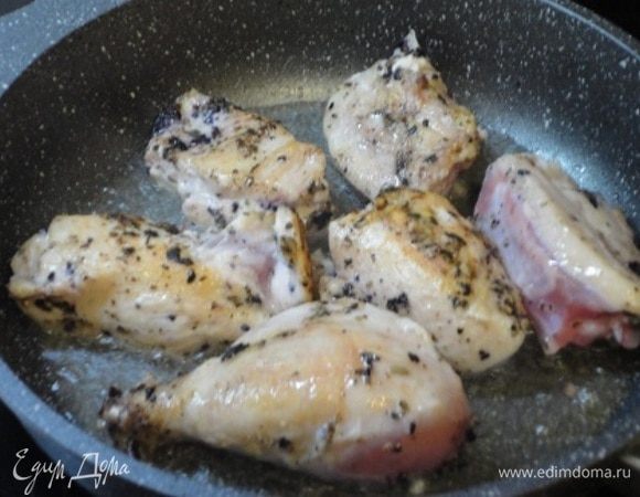 В глубокой сковороде обжарить со всех сторон кусочки курицы.