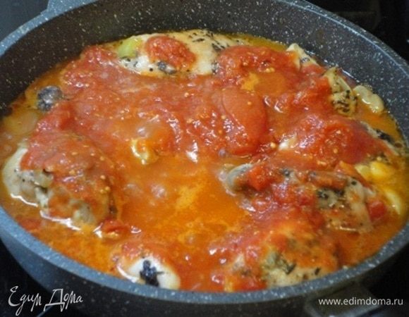 Добавить подготовленные овощи и грибы и жарить, помешивая, 5 минут. Затем добавить томаты, влить вино и тушить на минимальном огне под крышкой 20 минут.