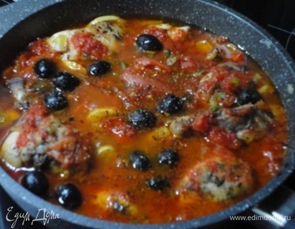 Попробовать на соль, поперчить, добавить оливки и еще потушить 10 минут.