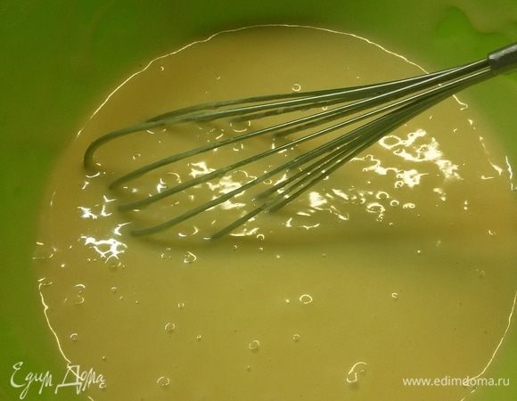 Духовку сразу поставьте разогреваться до 180°C. Смешать яйца, мед, молоко и растительное масло. Хорошо перемешать венчиком. Потом добавить муку, разрыхлитель, соду, сахар и орехи. Все опять хорошо перемешать. Тесто готово.