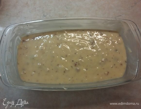 Перелить тесто (оно получается жидким) в форму для запекания. Выпекать 50 минут.