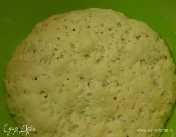 Сначала ставим опару. Смешать воду, муку и дрожжи. Не пугайтесь, что получится очень крутой комок теста. В этом рецепте как раз и нужна очень крутая опара. Оставляем ее созревать на 4–5 часов. На фотографии опара через 4 часа. Видно, что она очень хорошо поднялась и стала «ноздреватой».