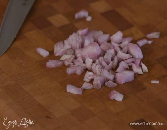Шалот почистить и мелко порубить.
