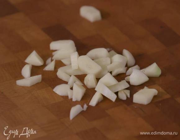 Чеснок почистить и порезать.
