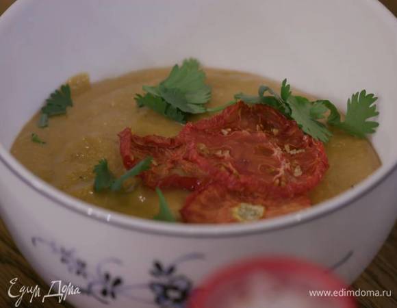 Готовый хумус украсить вялеными помидорами и листьями кинзы.