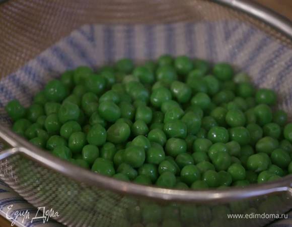 Горошек опустить на 3 минуты в кипящую воду, затем откинуть на дуршлаг и обдать ледяной водой.