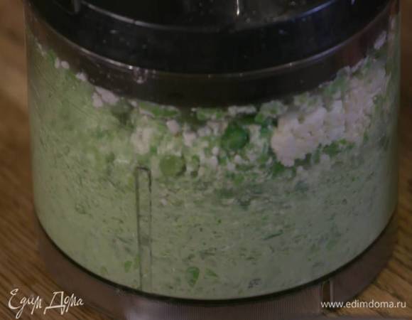 В чашу блендера выложить зеленый горошек, творог, посолить, поперчить, влить 2 ст. ложки оливкового масла, сок лимона и взбить все в гладкую, однородную массу.