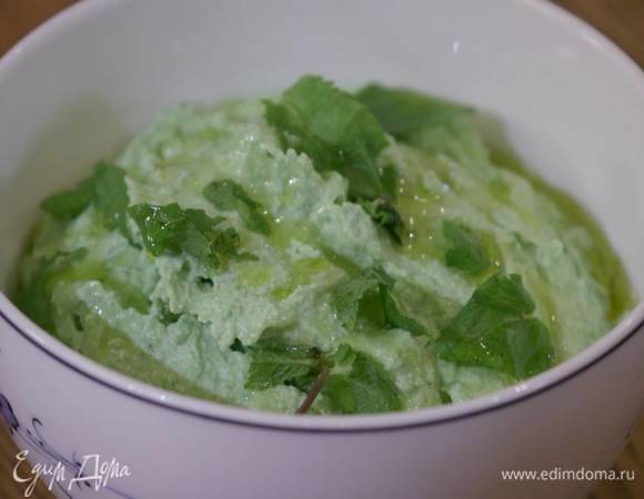 Выложить замазку в пиалу, украсить листьями мяты и полить оставшимся оливковым маслом.