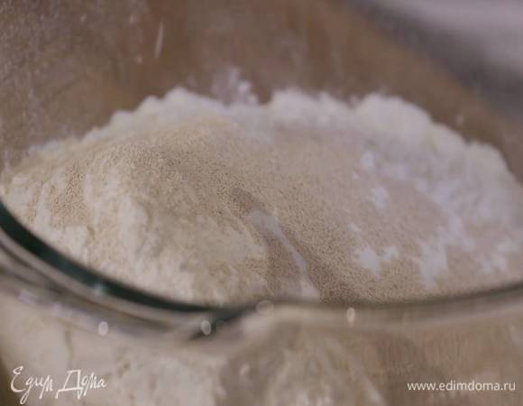 Всю муку, дрожжи и сахар соединить в чаше комбайна, влить 150 мл теплой воды и вымешать насадкой-крюком на минимальной скорости.