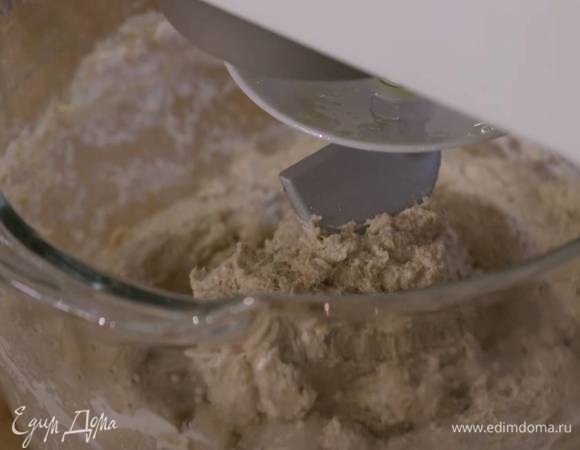 В 500 мл теплой воды всыпать соль, влить 4 ст. ложки оливкового масла, все перемешать и небольшими порциями влить в тесто, продолжая вымешивать на маленькой скорости.