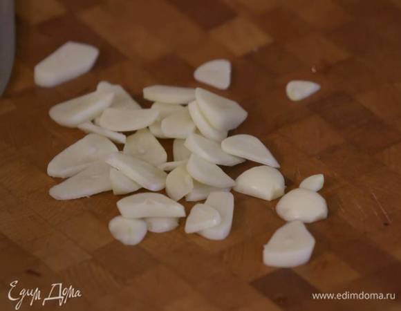 Чеснок почистить и нарезать тонкими пластинками.