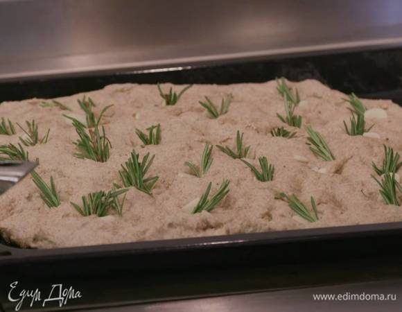 Накрыть противень с тестом смоченным в теплой воде и хорошо отжатым полотенцем и оставить, чтобы тесто подошло.