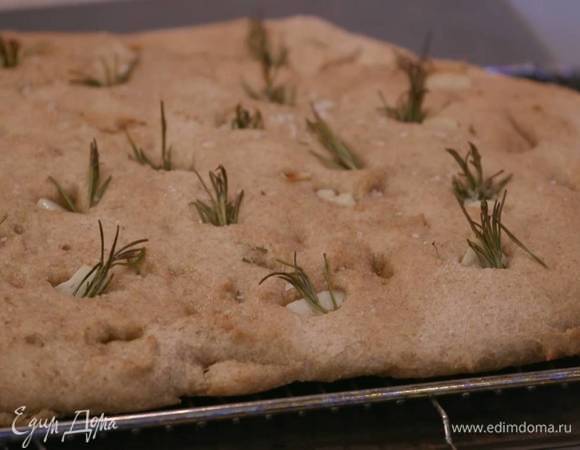 Выпекать в разогретой духовке 10–15 минут, когда лепешка подрумянится, полить ее оставшимся оливковым маслом, посыпать крупной солью, понизить температуру в духовке до 160°С и выпекать еще 10 минут.