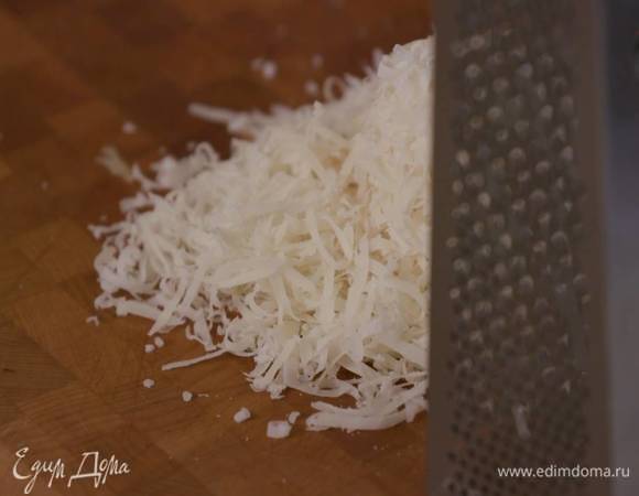 Твердый сыр натереть на мелкой терке.