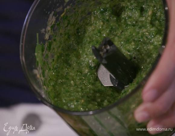 Приготовить соус песто: в чаше блендера соединить натертый сыр, кедровые орехи, базилик, петрушку, влить оливковое масло, поперчить и все взбить.