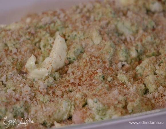 Куриные бедра посолить и поперчить со всех сторон и уложить в жаропрочную керамическую форму, покрыть все сырной массой, посыпать панировочными сухарями, сверху поместить небольшие кусочки сливочного масла, присыпать чили и паприкой.