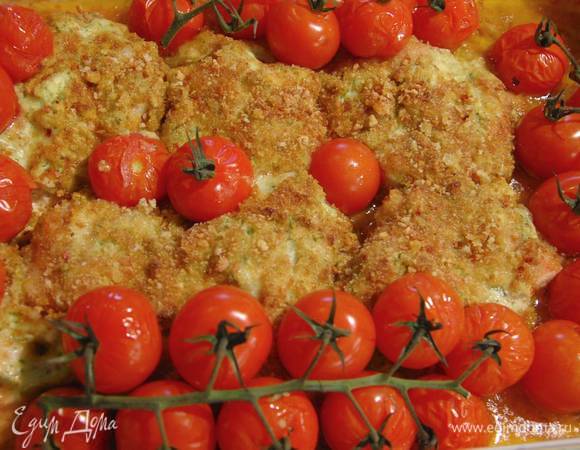 Запекать курицу в разогретой духовке 20 минут, затем добавить в форму помидоры на веточках и запекать все до готовности.