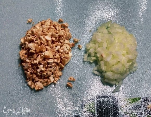 Мелко рубим репчатый лук и шампиньоны.