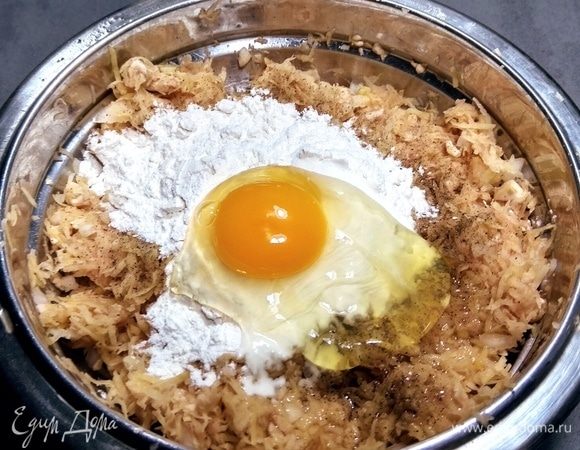 Соединяем тертый картофель, лук, шампиньоны. Добавляем две столовые ложки муки, одно яйцо, соль, перец. Тщательно перемешиваем смесь.
