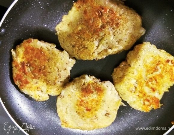 В предварительно разогретую сковороду добавляем растительное масло. Из картофельной массы лепим оладьи диаметром примерно 5–7 см. Выкладываем оладьи в сковороду. Жарим с каждой стороны примерно по 7 минут до золотистой корочки.