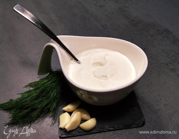 Пока жарятся драники, готовим чесночный соус.