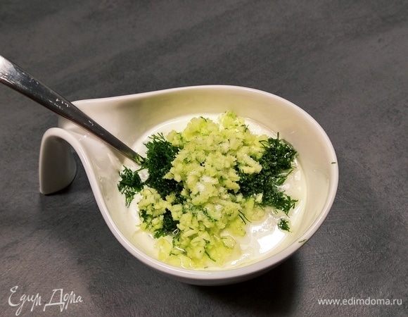 Мелко режем укроп и чеснок. Добавляем в сметану 1 ч. л. растительного масла, соль, чеснок и укроп. Тщательно перемешиваем до однородной консистенции. Если полученная густота избыточна, можно добавить немного воды.