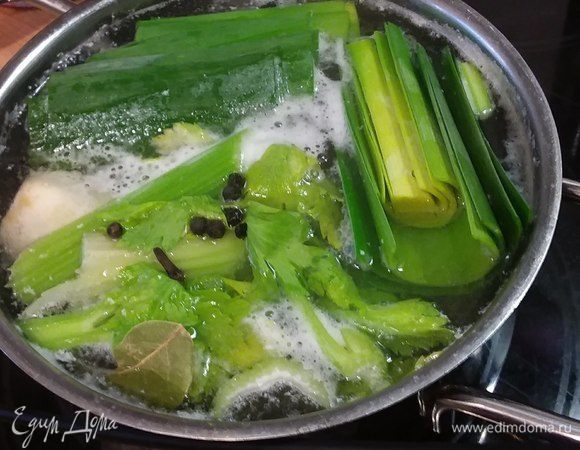 Понадобится овощной бульон. Подбор овощей для бульона непринципиален. Сельдерей, корешок петрушки, морковь, лук, лук-порей, специи.