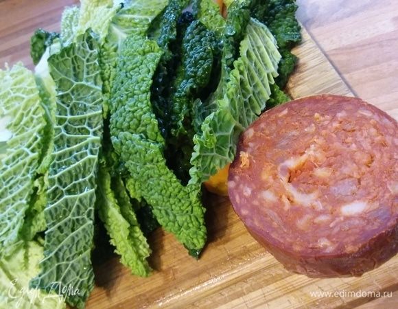 Листья капусты тщательно вымыть и нашинковать. Чоризо мелко нарезать.