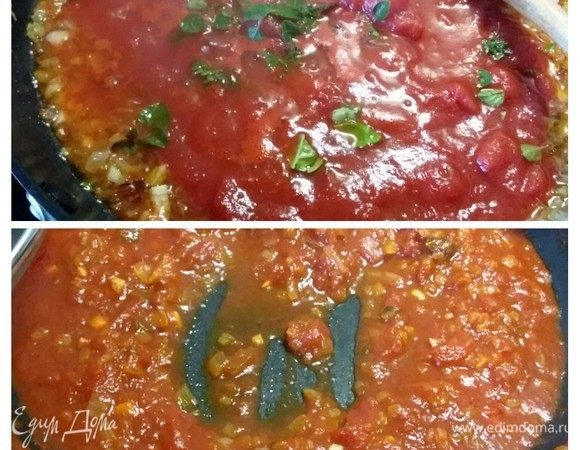 Для томатного соуса разогреть оливковое масло и пассеровать лук с чесноком до прозрачности, добавить натертые на терке помидоры, очищенные от кожицы, или предварительно измельченные консервированные помидоры в собственном соку. Добавить травки и специи и варить до консистенции соуса. Соус не должен быть слишком густым. Вы можете приготовить свой фирменный томатный соус. Удобно готовить соус в той емкости, в которой будет запекаться пицца (у меня это сковорода). Соус остудить.