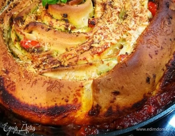 Смешать желток с 1 ст. л. молока или воды и смазать пиццу (я этого не делала), посыпать оставшимся сыром. Выпекать в заранее разогретой до 220°C духовке около 30 минут до золотистого цвета.